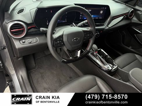 Used 2025 Chevrolet Trax RS w/ Sunroof Package FWD image 9
