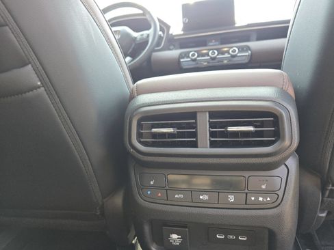 Used 2025 Honda Pilot Elite image 28