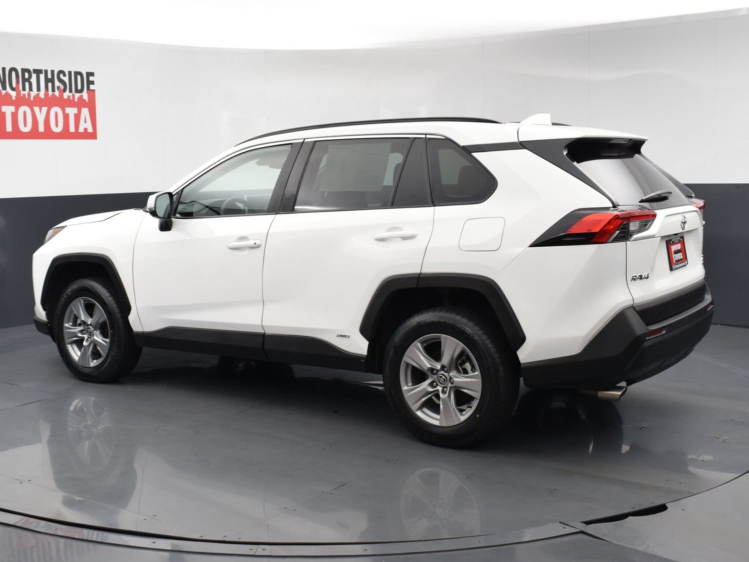 Used 2025 Toyota RAV4 XLE AWD/4WD image 2