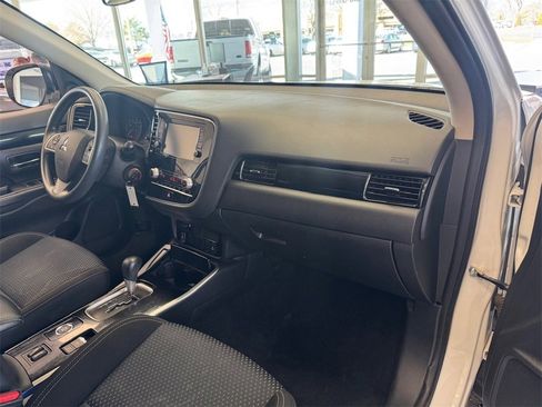 Used 2020 Mitsubishi Outlander ES image 43