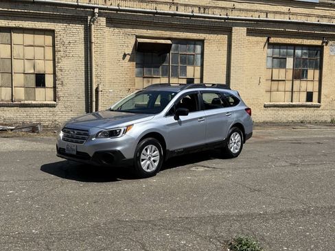 Used 2017 Subaru Outback 2.5i AWD/4WD image 2