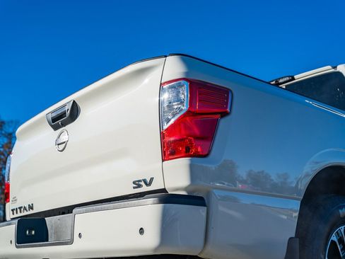 Used 2024 Nissan Titan SV w/ SV Convenience Package image 14