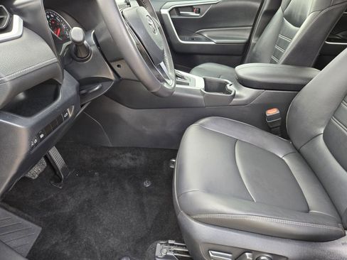 Used 2022 Toyota RAV4 XLE Premium image 16