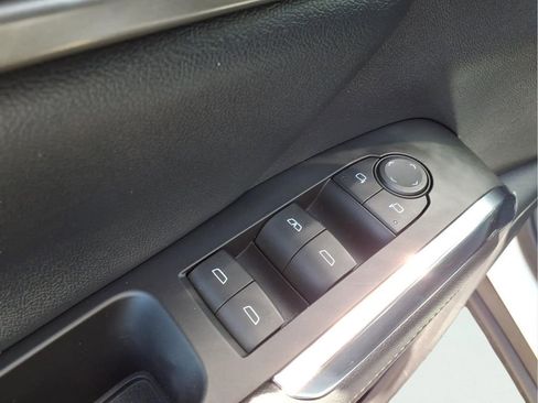 Used 2025 Chevrolet Traverse LT FWD image 18