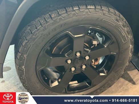 Used 2018 Jeep Grand Cherokee Laredo AWD/4WD image 10