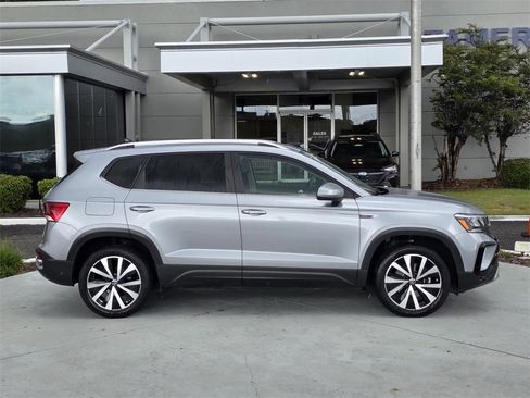 Used 2022 Volkswagen Taos SE image 35