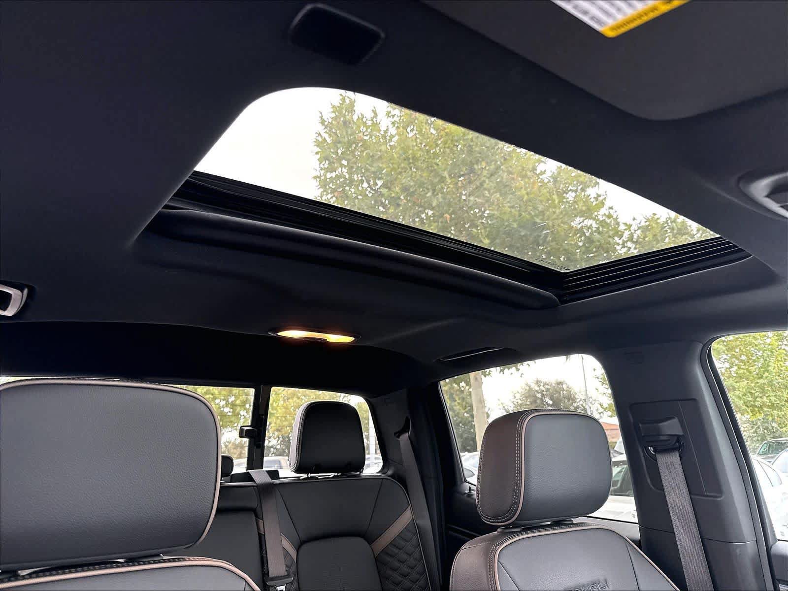 Used 2025 GMC Canyon Denali AWD/4WD image 13