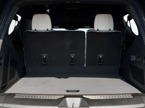 New 2025 Chevrolet Suburban Premier image 8