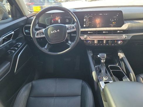 Used 2024 Kia Telluride EX w/ EX Captain's Chair Package image 12