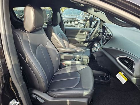 New 2026 Chrysler Pacifica Select image 20