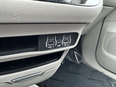 Used 2023 Chrysler Pacifica Touring-L image 29