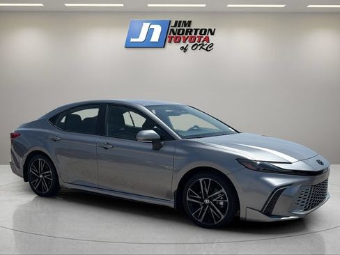 Used 2025 Toyota Camry XSE FWD image 3