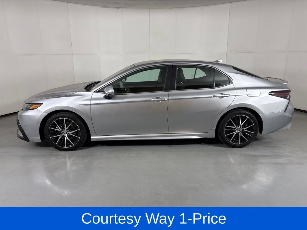 Used 2024 Toyota Camry SE FWD image 5