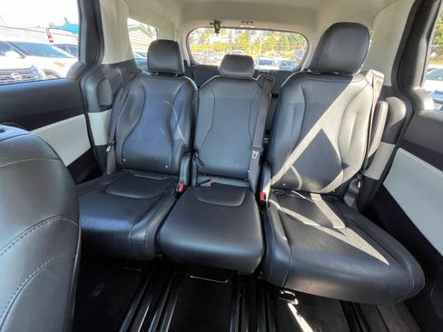 Used 2023 Kia Carnival LX FWD image 40