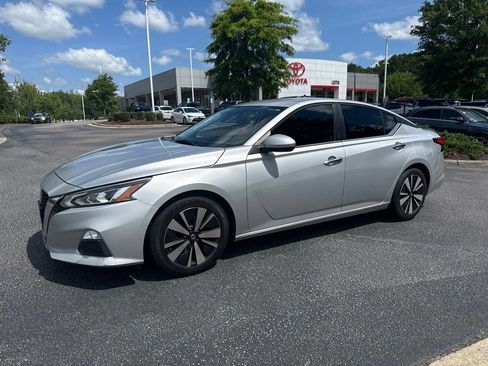 Used 2021 Nissan Altima 2.5 SV FWD image 1