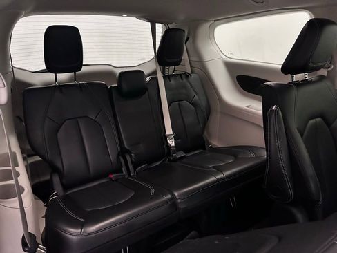 Used 2024 Chrysler Pacifica Limited FWD image 14