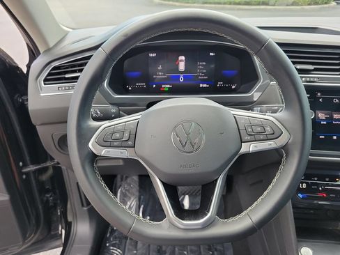 Used 2023 Volkswagen Tiguan SE w/ Panoramic Sunroof Package FWD image 27