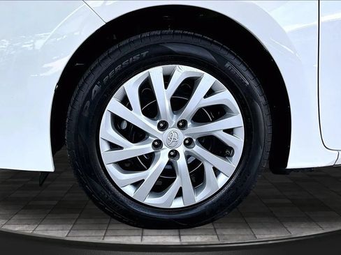 Used 2018 Toyota Corolla LE FWD image 30