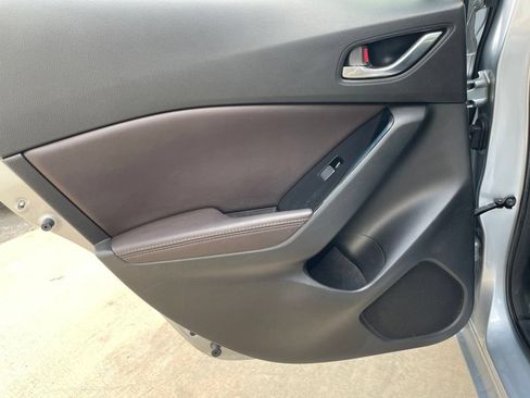 Used 2018 MAZDA MAZDA3 Touring FWD image 23