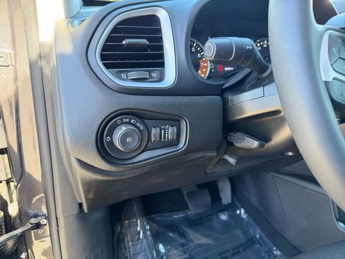 Used 2020 Jeep Renegade Latitude AWD/4WD image 19