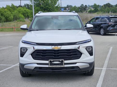 Used 2025 Chevrolet TrailBlazer LT AWD/4WD image 2