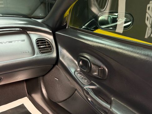 Used 2004 Chevrolet Corvette Convertible w/ Preferred Equipment Group image 16