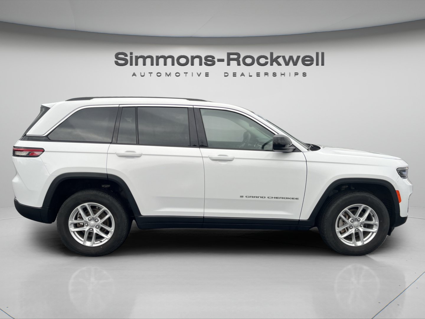 Used 2023 Jeep Grand Cherokee Laredo w/ Luxury Tech Group I AWD/4WD image 6