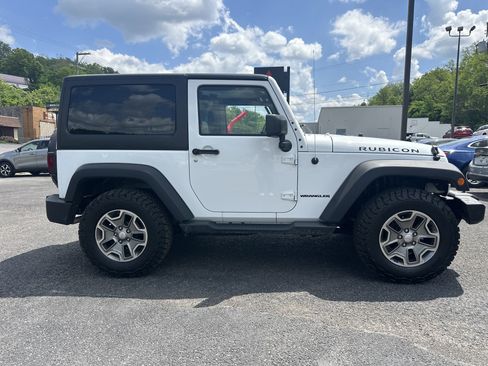 Used 2016 Jeep Wrangler Rubicon w/ Power Convenience Group AWD/4WD image 3