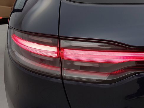 Used 2022 Porsche Macan image 37