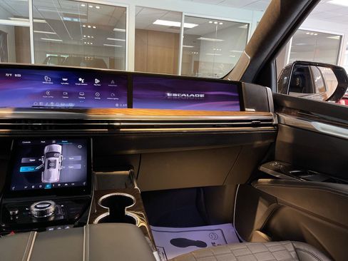 Certified 2026 Cadillac Escalade Platinum Sport w/ LPO, ONYX Package AWD/4WD image 18