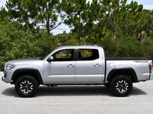 Used 2020 Toyota Tacoma TRD Off-Road AWD/4WD image 3