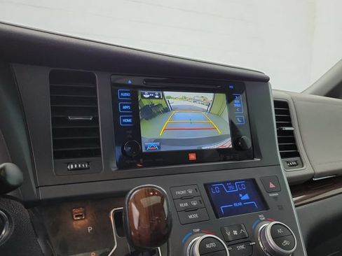 Used 2017 Toyota Sienna Limited Premium FWD image 27