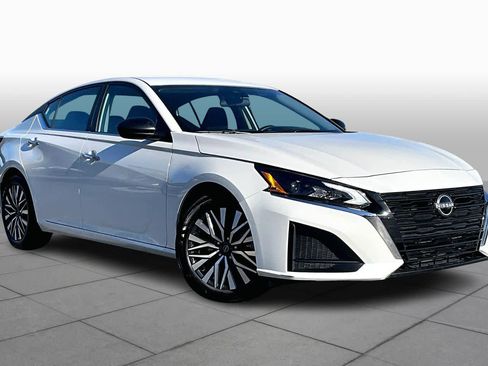 Used 2025 Nissan Altima 2.5 SV image 2