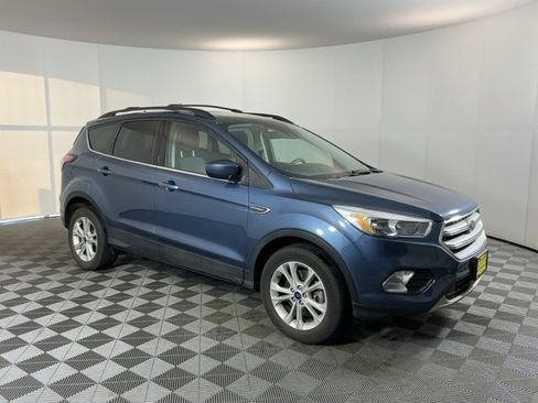 Used 2018 Ford Escape SE w/ Ford Safe & Smart Package image 3