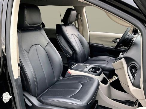 Certified 2024 Chrysler Pacifica Touring-L image 22