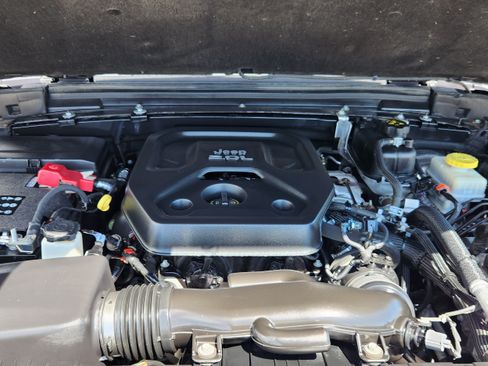Used 2018 Jeep Wrangler Unlimited Sahara AWD/4WD image 13