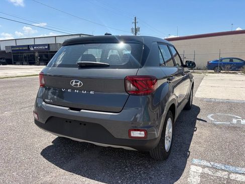Used 2025 Hyundai Venue SE FWD image 3