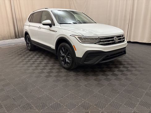 Used 2024 Volkswagen Tiguan SE image 3