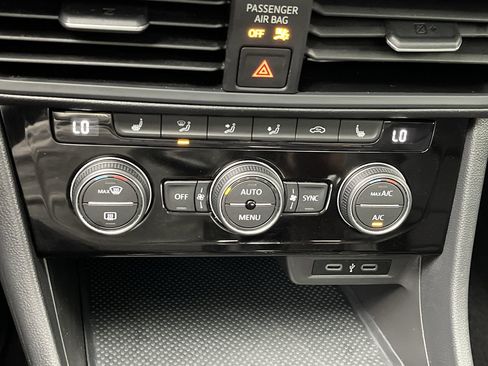 Used 2023 Volkswagen Jetta SE w/ Panoramic Sunroof Package image 22