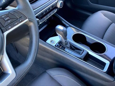 Used 2024 Nissan Altima 2.5 SV image 16