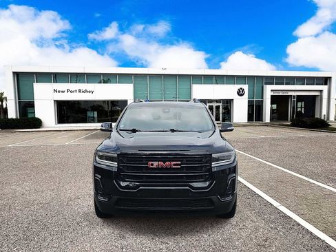 Used 2023 GMC Acadia SLE w/ Driver Convenience Package image 3