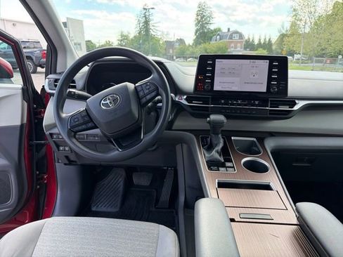 Used 2023 Toyota Sienna LE AWD/4WD image 15