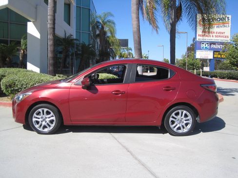 Used 2017 Toyota Yaris iA FWD image 3