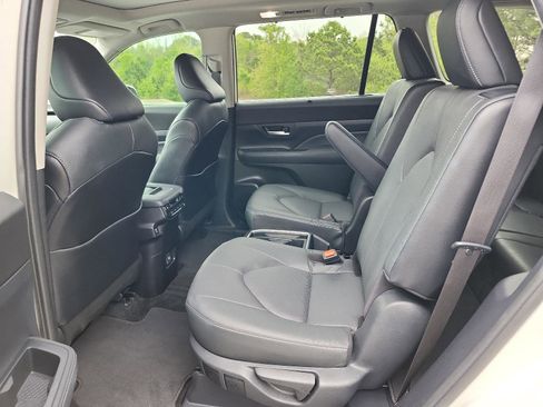 Used 2024 Toyota Grand Highlander AWD image 12