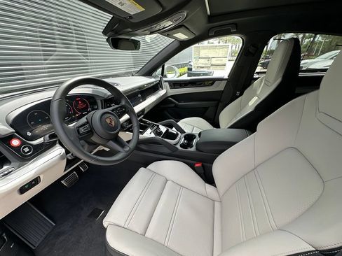 Used 2026 Porsche Cayenne S AWD/4WD image 4