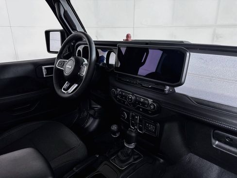 Used 2025 Jeep Wrangler Unlimited Sahara AWD/4WD image 27