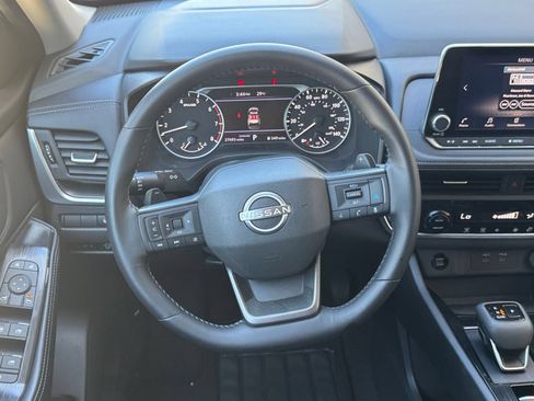 Used 2025 Nissan Rogue SV FWD image 30