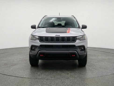 Used 2025 Jeep Compass Trailhawk image 2
