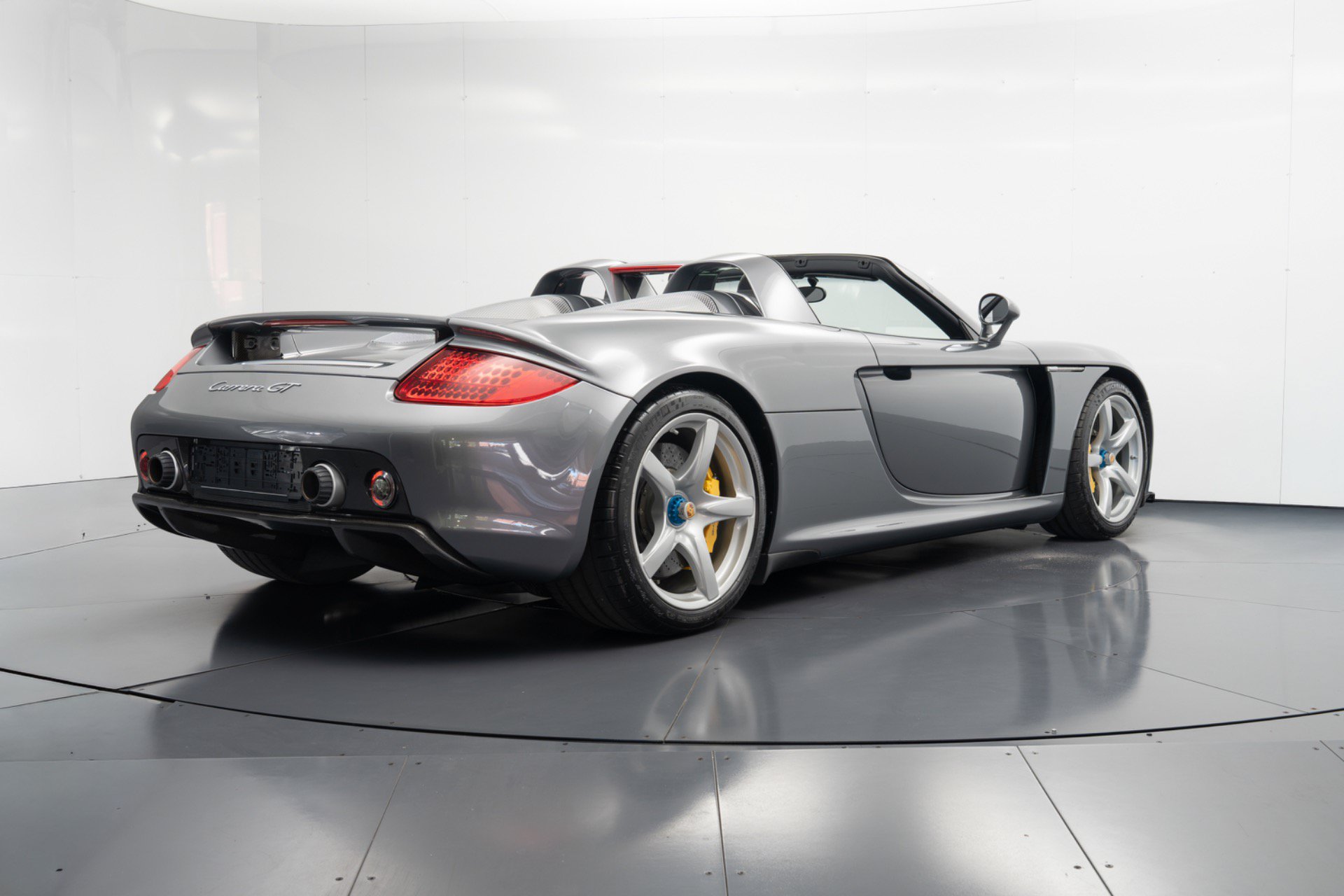 Used 2004 Porsche Carrera GT RWD image 4