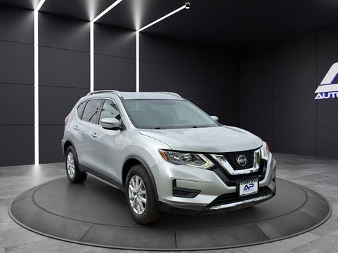 Used 2018 Nissan Rogue SV FWD image 3